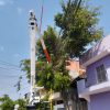 Cesta Aérea trabalhando em poste de luz.