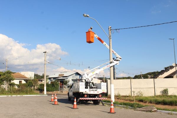 Cesta Aérea com operador.