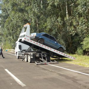 Carro sobre Plataforma Autossocorro na estrada.