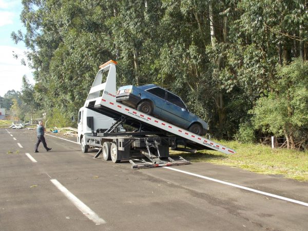 Carro sobre Plataforma Autossocorro na estrada.